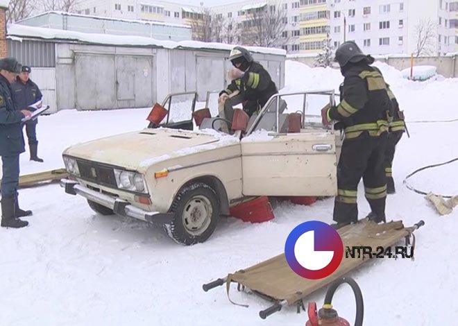 В Нижнекамске пожарные спасали из автомобиля пассажира и водителя