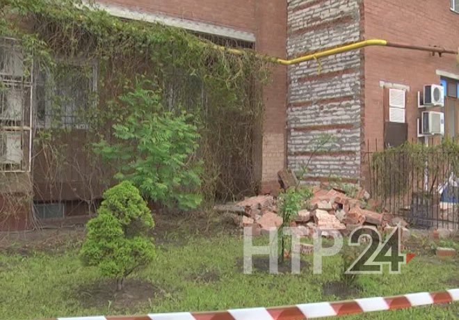 На одном из домов в Нижнекамске обвалилась кирпичная кладка, задев крепеж газовой трубы