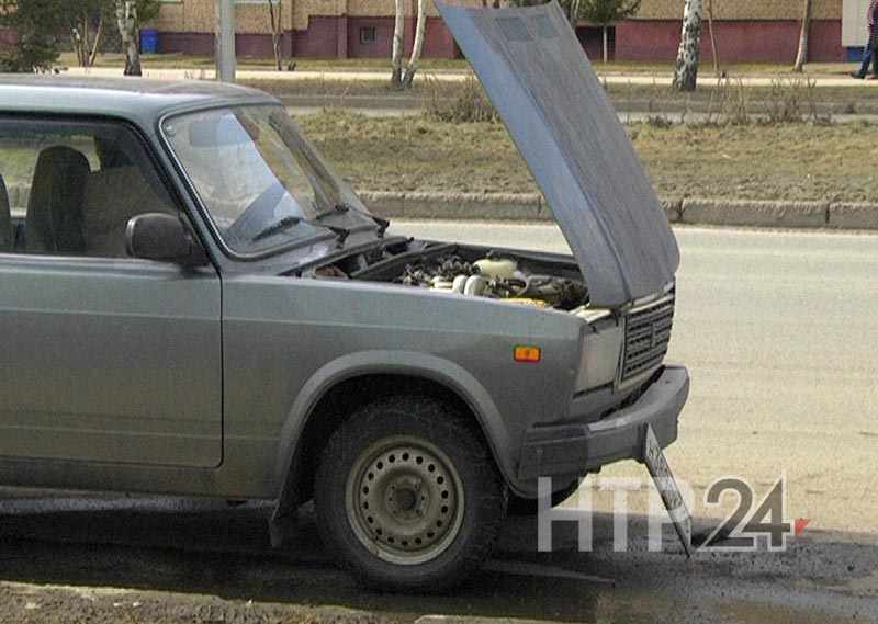 В Нижнекамске столкнулись две машины, в которых не было водителей