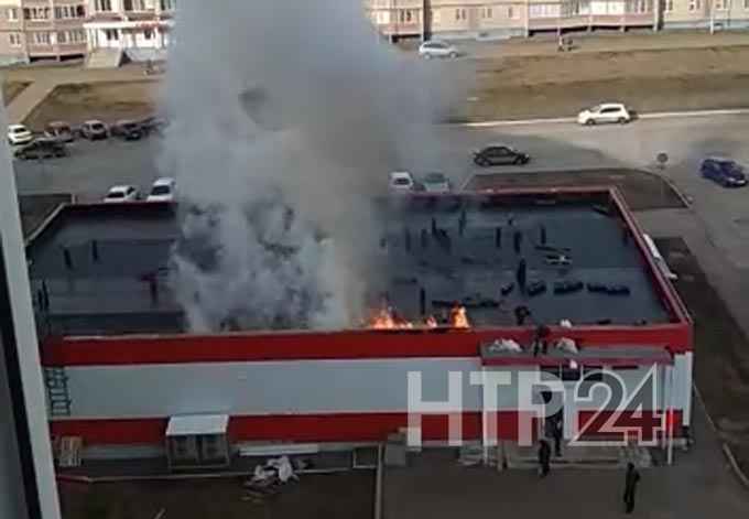 В Нижнекамске загорелся супермаркет «Магнит»