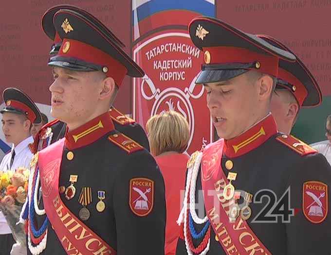 В Нижнекамске выпускники кадетки исполнили прощальный вальс в военной форме