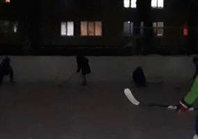 В Нижнекамске дети играют в хоккей в потемках из-за того, что школа экономит на освещении