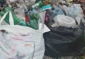 В Нижнекамске прохожие нашли кучу мусора за торговым центром