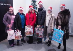 Подарки для акции НТР «Стань Дедом Морозом!» принесли артисты «Нардугана»