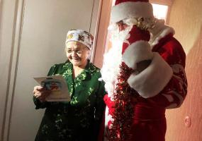 Дед Мороз НТР поздравил одиноких пенсионеров