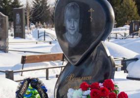 Нижнекамцы навестили могилу жестоко убитой 7 лет назад Василисы Галицыной