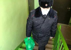 Сотрудники полиции в Нижнекамске приносят пожилым продукты и лекарства на дом