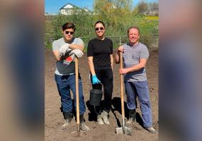 Семейные традиции: мэр Нижнекамска посадил картошку на участке родителей