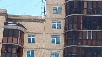 Соцсети: с крыши многоэтажки в Нижнекамске течёт кипяток