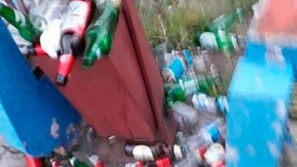 Житель Нижнекамска жалуется на переполненную пивными бутылками урну около детского батута