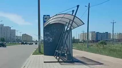 В Нижнекамске ветер оторвал кусок поликарбоната от остановки