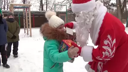 Сотрудники НТР первыми принесли подарки для благотворительной акции «Стань Дедом Морозом!»