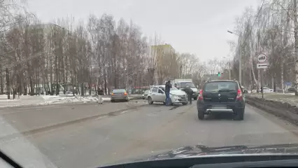 В Нижнекамске после аварии с иномаркой «Гранта» потеряла половину передней части