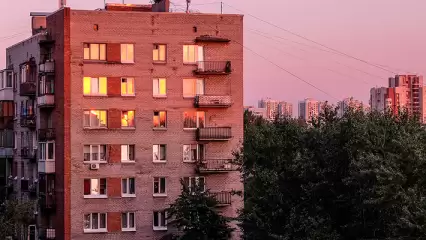 В Татарстане пенсионерка с пагубной привычкой разбилась насмерть, спускаясь с балкона
