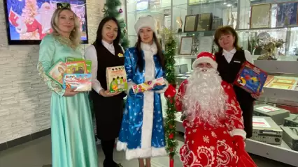 Дед Мороз и Снегурочка из центральной библиотеки им. Г. Тукая принесли в НТР подарки для детей