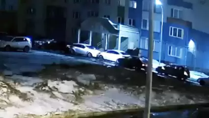 В Нижнекамске водитель устроил «паровозик» во дворе дома и скрылся с места ДТП