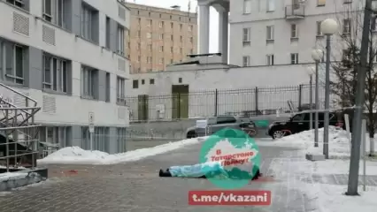 Из элитной многоэтажки в Казани выпал молодой человек