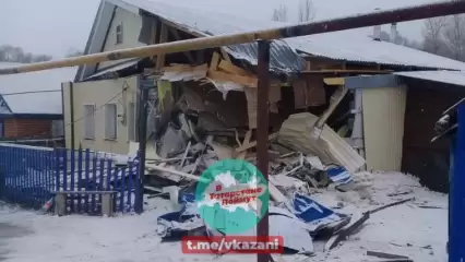 В Татарстане грузовик на скорости врезался в жилой дом, оставив семью без жилья