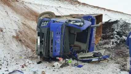 В Татарстане грузовик вылетел с трассы и перевернулся, водитель погиб на месте