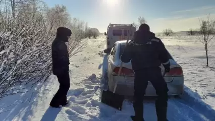 В Татарстане спасатели помогли мужчине и женщине, застрявшим в снегу на дороге