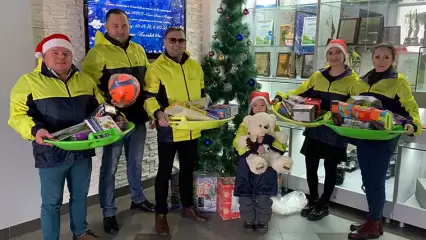 Ансамбль «Нардуган» передал ледянки, мячи и игрушки для акции «Стань Дедом Морозом!»
