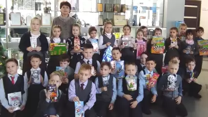 Первоклассники из 15-й школы и воспитанники детсада № 15 принесли игрушки для акции «Стань Дедом Морозом!»