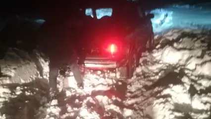 В Татарстане спасатели вытащили автомобиль, застрявший в снегу посреди поля