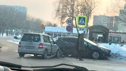 В Нижнекамске около «Пассажа» столкнулись два автомобиля