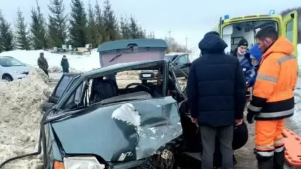 Супруги пострадали в лобовом столкновении двух легковушек в Мензелинском районе Татарстана
