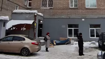 В Новосибирске выкинутое с 7 этажа кресло убило выходившую из подъезда бабушку, это попало на видео