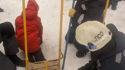 В Казани спасли 9-летнего мальчика, нога которого застряла в качелях