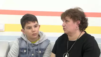 10-летнему Алексею с тугоухостью требуются мощные слуховые аппараты, нижнекамцы могут помочь с их приобретением