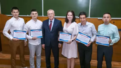 Студенты НХТИ получили именные стипендии от депутата Госдумы РФ Олега Морозова