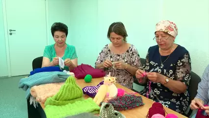 «Бабушкина забота»: в Нижнекамске вяжут тёплые вещи для нуждающихся