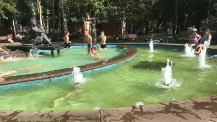 В Нижнекамске дети купаются в фонтане с зеленой водой