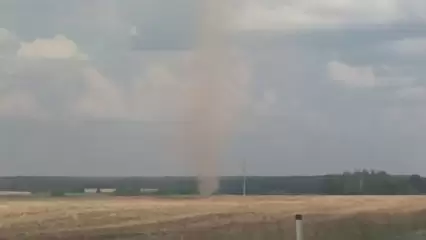 Жители Татарстана сняли на видео торнадо