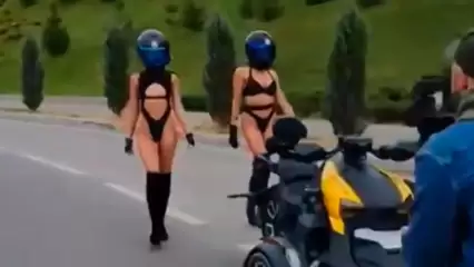 В Казани на видео сняли дефилирующих по дороге девушек в купальниках и мотошлемах