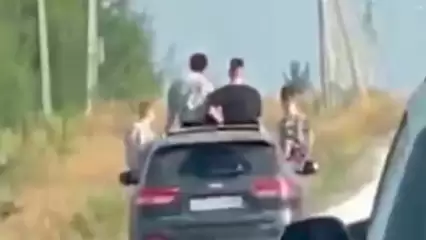 В Казани оштрафовали двух водителей, чьи пассажиры ехали на крыше и высунувшись из окон