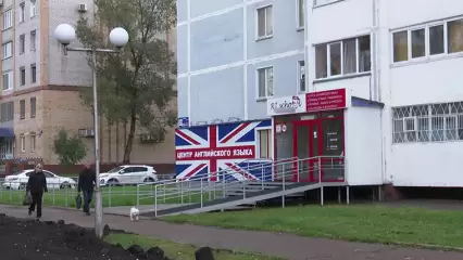 Депутаты Госсовета РТ потребовали убрать британский флаг с фасада языковой школы в Нижнекамске