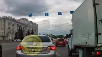 Шоу «Холостяк»: в Казани попал на видео водитель «ГАЗели», подаривший розу пассажирке легковушки