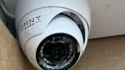 В Челнах мужчина разбил камеру видеонаблюдения в лифте и сломал ящик в подъезде