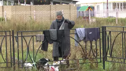 Лишился квартиры и документов: в Нижнекамске возле ТЦ «Якорь» пятый месяц живет бездомный