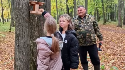 Нижнекамские школьники установили домики для белок в лесопосадке