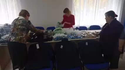 К акции по сбору вещей для российских бойцов присоединились жители нижнекамского Дома ветеранов