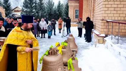 В Нижнекамске освятили новые колокола для храма Воскресения Христова