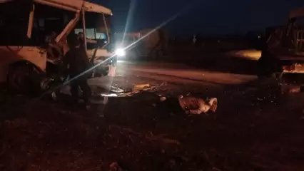 Под Елабугой столкнулись вахтовый автобус с рабочими и «КамАЗ», погиб один человек