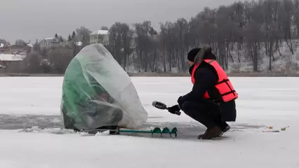Рыбак из Нижнекамска раскрыл свой «безопасный» способ рыбалки на льду - на деле же он рискует уйти ко дну