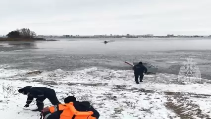 В Татарстане лодка с людьми застряла на Каме в 100 метрах от берега