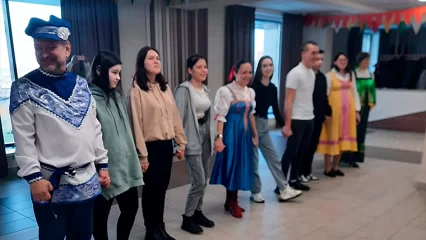 Для студентов Нижнекамского района устроили «Деревенскую вечеринку» с баяном и хороводами