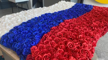 В Казани изготовили самый большой в мире флаг России из розочек